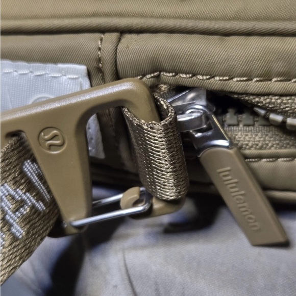 Lululemon x Team Canada Crossbody Bag - Olympic Edition (khaki) - Picture 2 of 6